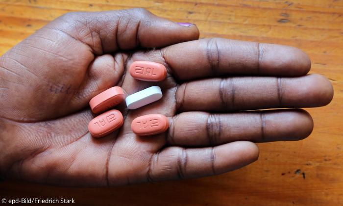 Hand mit einer Tagesration an ARV´s (Antiretrovirales Medikament zur Unterdrueckung von AIDS)
