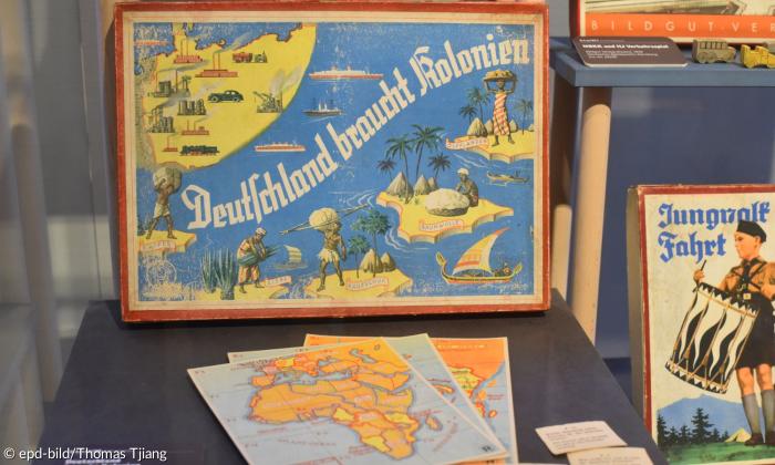 Altes Brettspiel "Deutschland braucht Kolonien" in einem Schaufenster 