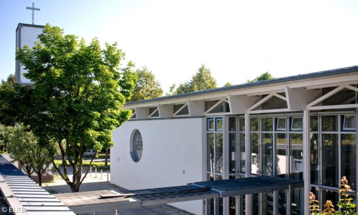 Eine Kirche mit moderner Glasfront