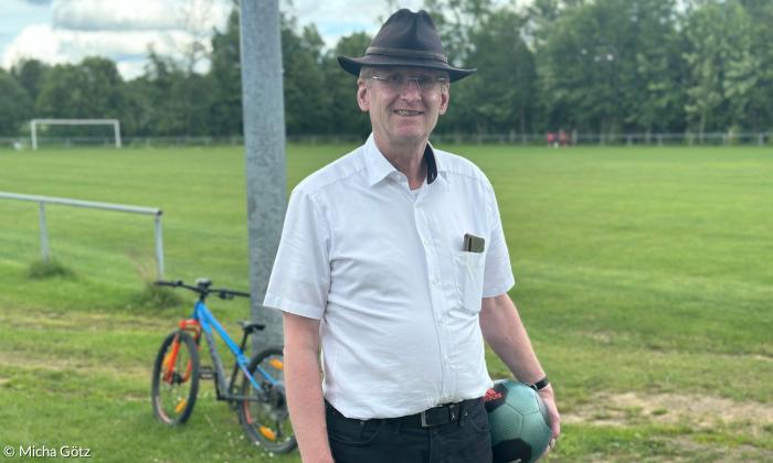 Hans-Hermann auf dem Fußballplatz