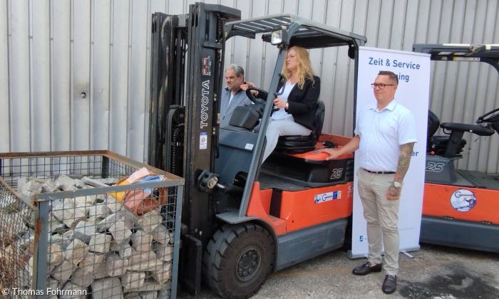 Katechetin Dorothé Erbe, Führerscheinausbilder und Katechet Florian Loga und im Hintergrund Pastoralreferent Thomas Fohrmann