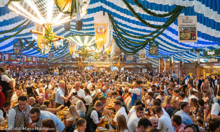 Bierzelt in Bayern mit vielen Menschen