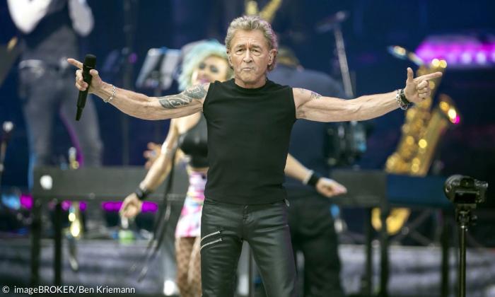 Peter Maffay steht auf einer Bühne bei seiner Abschiedstour 