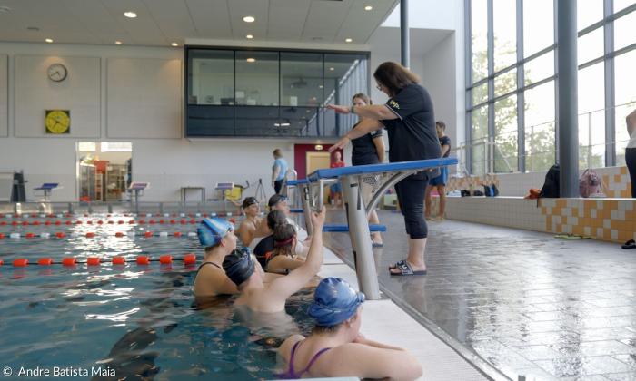 Gruppe von jungen Menschen im Schwimmbad 