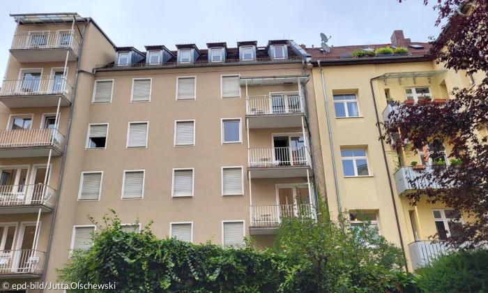 Haus als Wohnheim mit vielen Fenstern. 