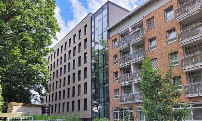 Eine Hausfassade mit Fenstern, moderner Baustil