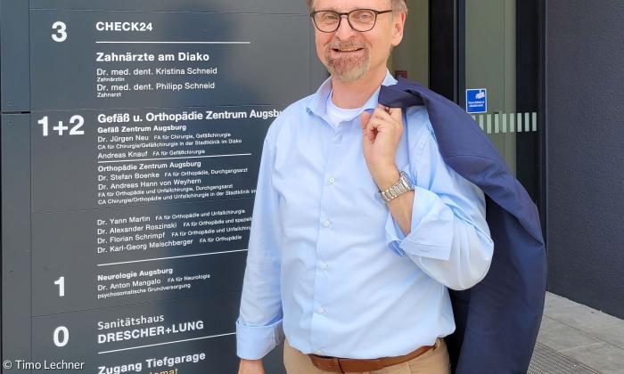 diako-Rektor Jens Colditz vor dem Hauswegweiser