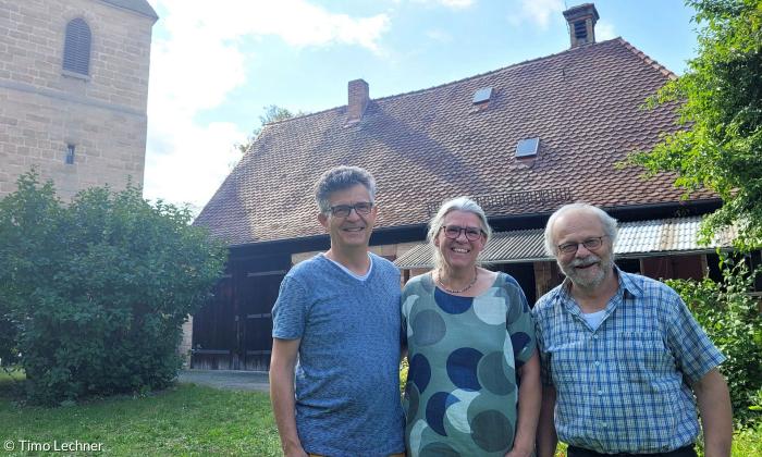 Pfarrer Thomas Braun mit dem Ehepaar Margit und Reinhold Hörlbacher
