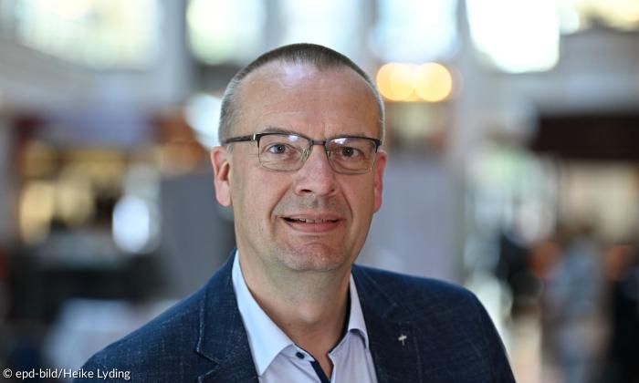 Ein Mann mit Brille