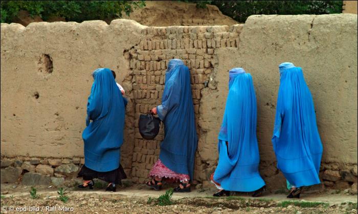 Verschleierte Frauen auf der Straße in Kabul (Afghanistan)