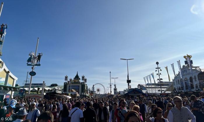 Oktoberfestbesucher*innen auf der Theresienwiese in München