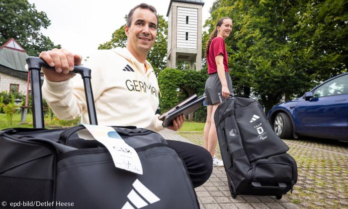 Pastor Christian Bode aus Osnabrueck mit seiner Tochter Henrike auf dem Weg zur Paralympics in Paris 