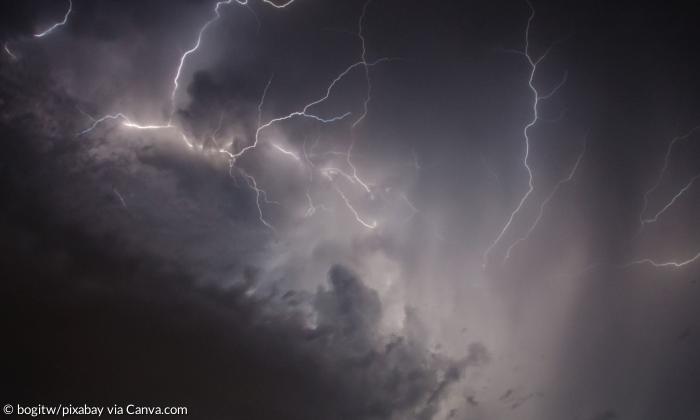 Blitze an einem dunklen Himmel, Wolken