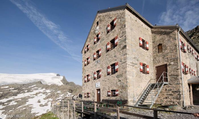 Eine Hütte umgeben von verschneiten Bergen in Österreich