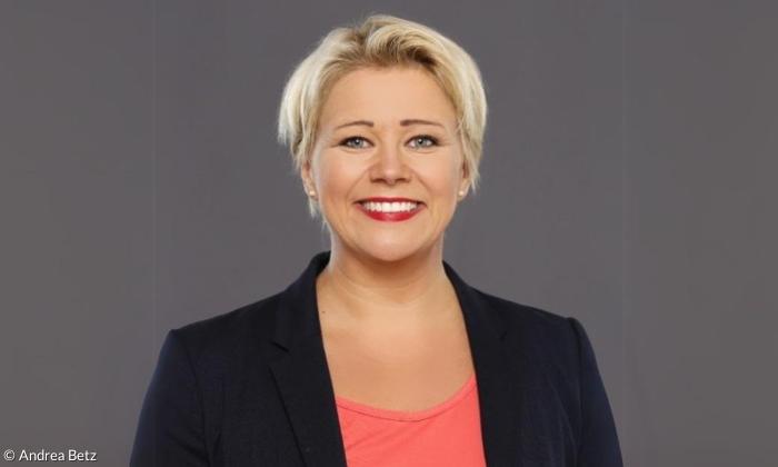 Eine Frau im schwarzen Blazer 