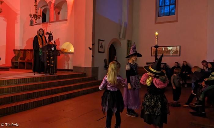 Eine Kirche in gruseligem Licht