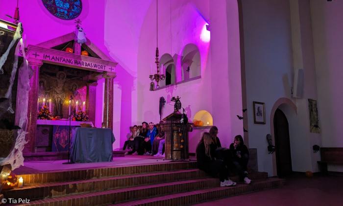 Eine Kirche mit dem Altar, in düster-lila Licht