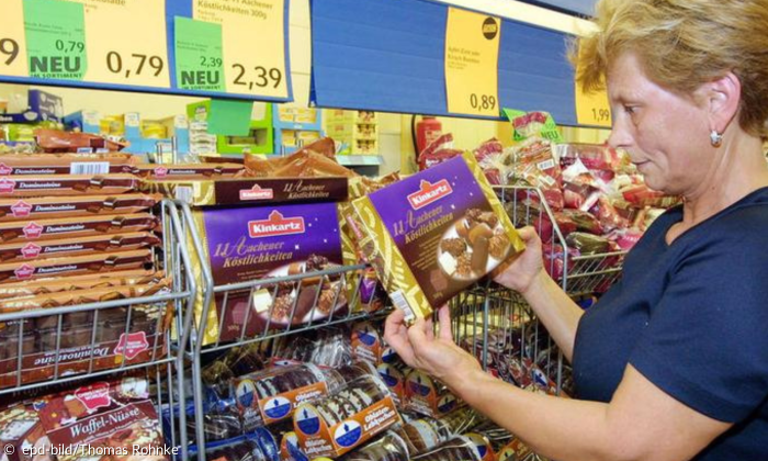 Eine Frau betrachtet Lebkuchen, der im Supermarkt ausgestellt ist.