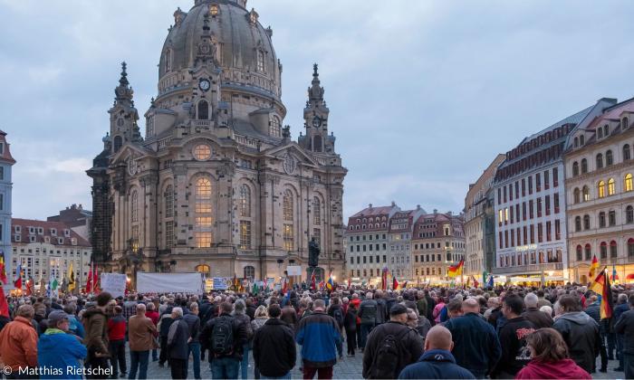 Die Frauenkirche in Dresden und davor eine große Menschenmenge