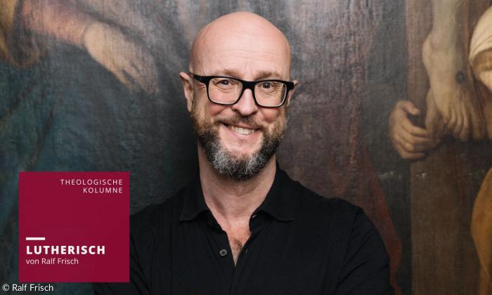Ein Mann mit Vollbart und Brille
