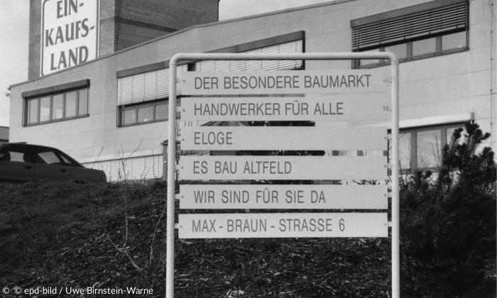 Firmenschilder von "Christusbetrieben" der Sekte "Universelles Leben" in Altfeld bei Marktheidenfeld 