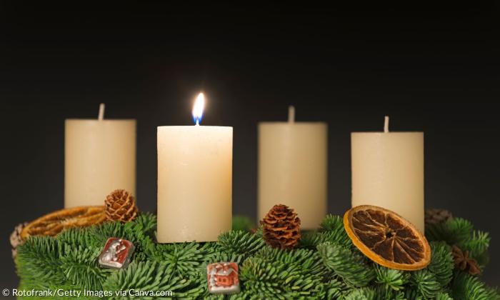Ein Adventskranz, an dem eine von vier Kerzen brennt