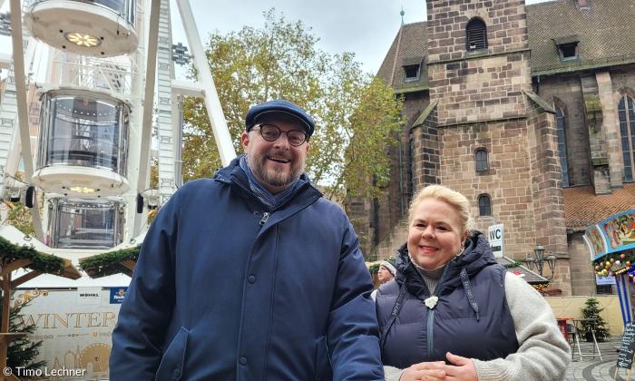 Pfarrer Hannes Schott mit "Winterdorf"-Schaustellerin Jennifer Förster.