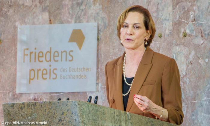 Eine Frau im braunen Blazer