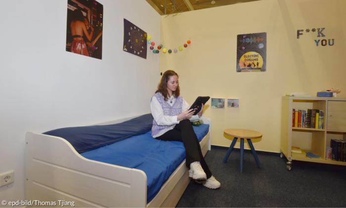 Eva Collins, derzeit Praktikantin beim Museum für Kommunikation Nürnberg, sucht im neuen Escape-Room nach Spuren in Maxis Zimmer