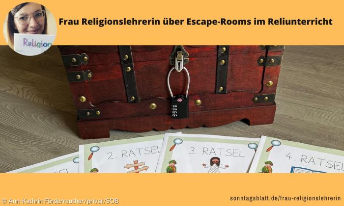 Eine Truhe liegt vor Rätselkarten