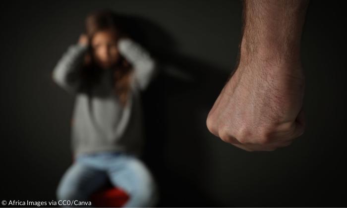 Ein Mann ballt die Faust gegenüber einem Mädchen