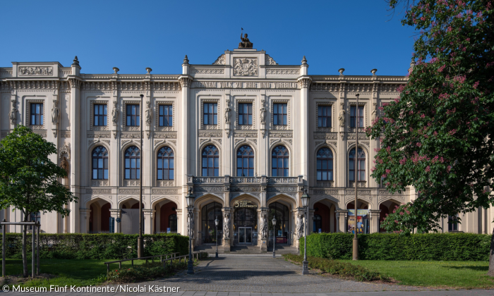 Ein altes Gebäude mit einer prächtigen Fassade