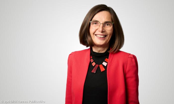 Eine Frau im roten Blazer