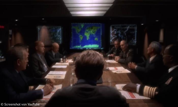 Szene aus der Serie "The West Wing": Der Präsident sitzt mit mehreren Beratern an einem Tisch