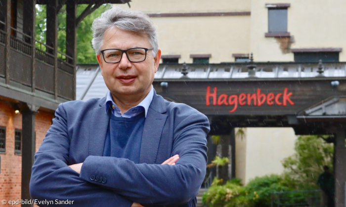 Historiker Jürgen Zimmerer vor dem Hamburger Tierpark Hagenbeck.
