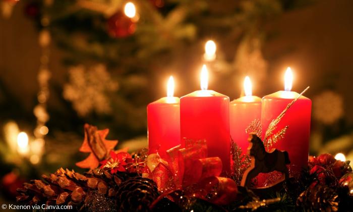 Vier Kerzen brennen an einem Adventskranz