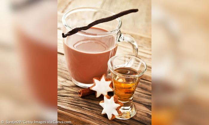 Ein Glas mit Kakao, eines mit Rum auf einem Tisch
