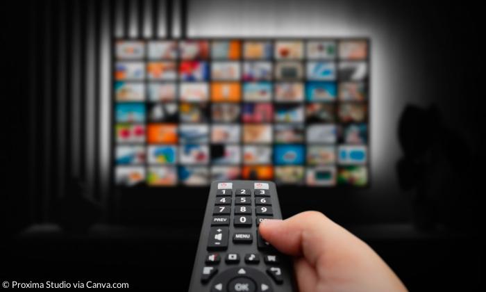 Eine Fernbedienung zielt auf einen Fernseher