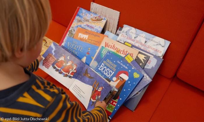 Mehrere Kinderbücher zum Thema Weihnachten liegen übereinander gestapelt