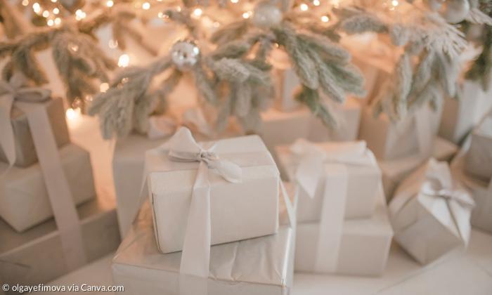 Weiß verpackte Geschenke