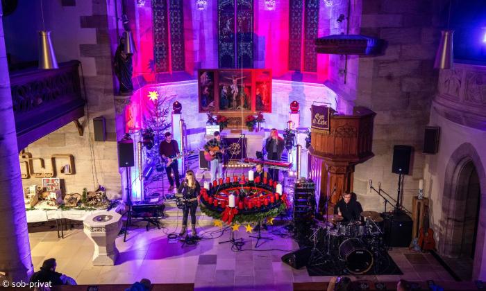 lila erleuchtete Kirche mit Band