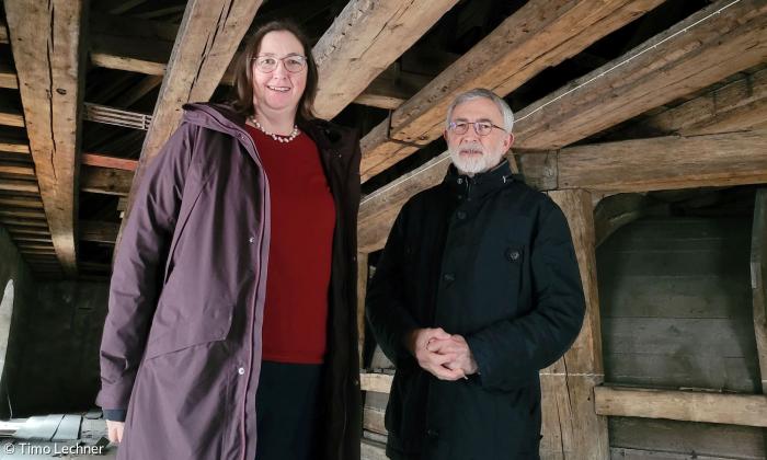 Pfarrerin Susanne Gillmann und Presbyter Gerhard Dünnwald im Dachstuhl der Hugenottenkirche.