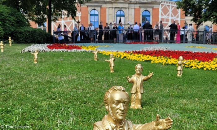 Wagner-Statuen am Bayreuther Festspielhügel