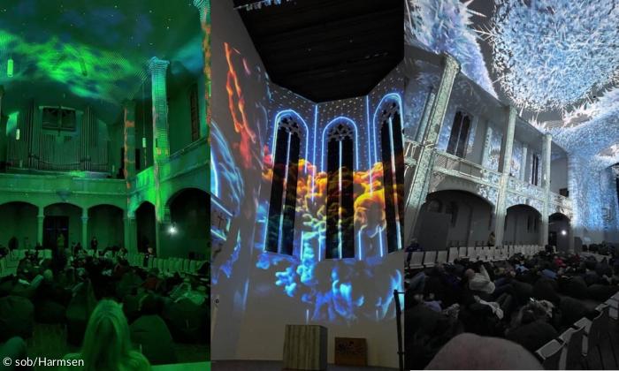 Die Kirche St. Markus wird grün beleuchtet