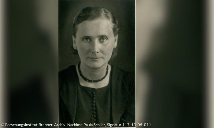Das schwarz-weiß Bild einer Frau, sie schaut ernst