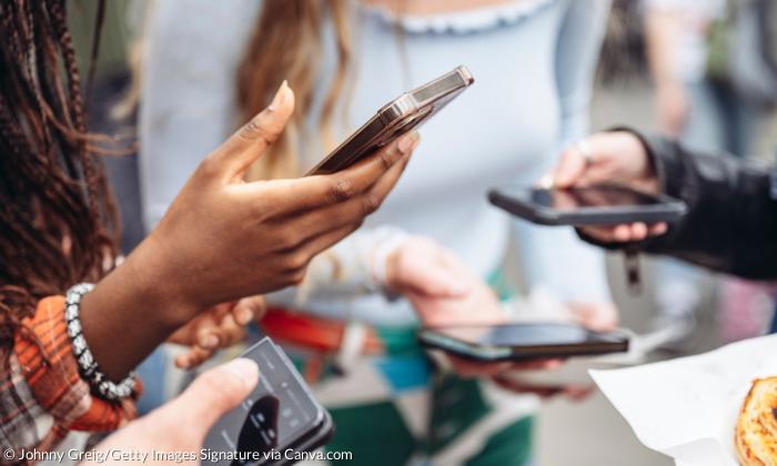 Viele Hände, die Smartphones halten, die Gesichter der Menschen sind nicht im Bild