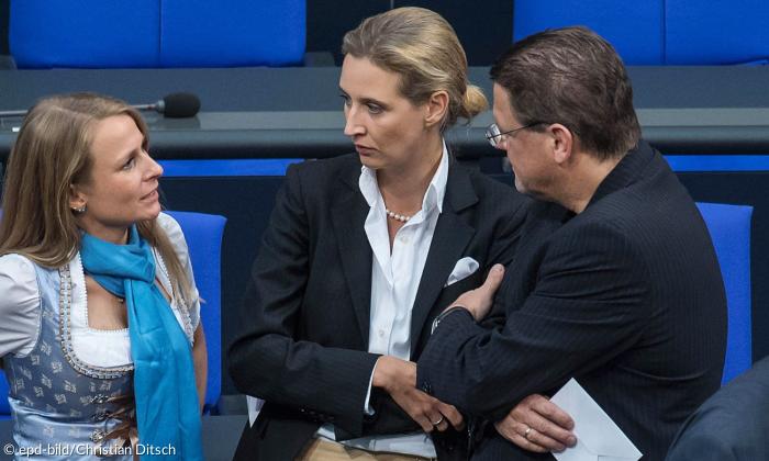 Drei Menschen stehen zusammen, zwei Frauen und ein Mann