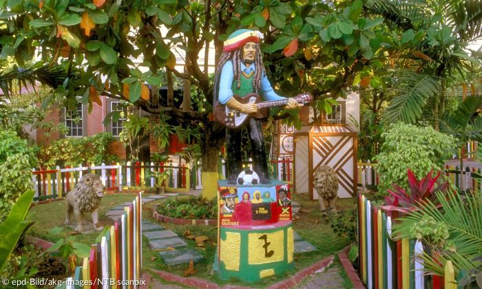 Eine Statue von Bob Marley in einem Garten