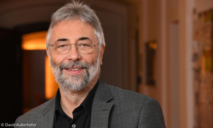 Ein Mann mit Vollbart und Brille