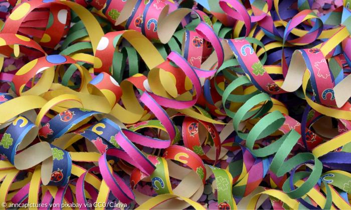 Bunte Luftschlangen liegen in einem Haufen auf dem Boden